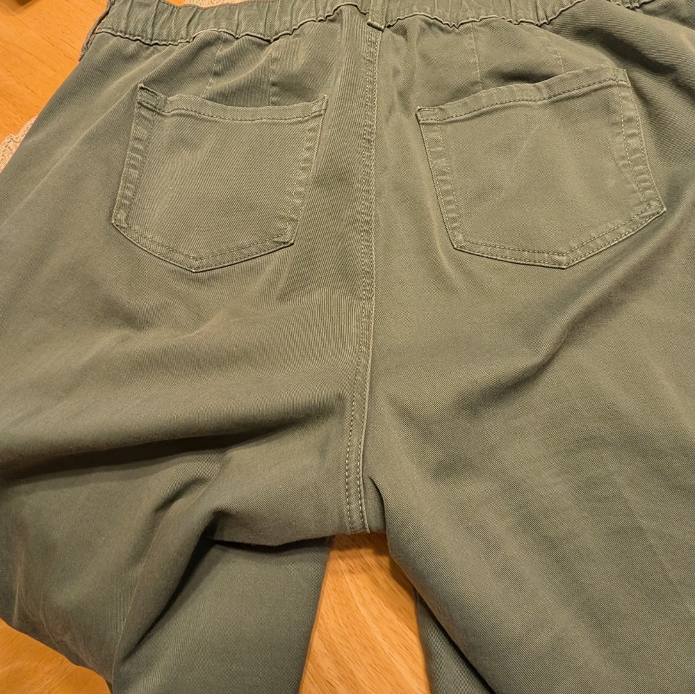 Torrid Cropped Wide Leg Pants. Size 1 - Picture 3 of 5